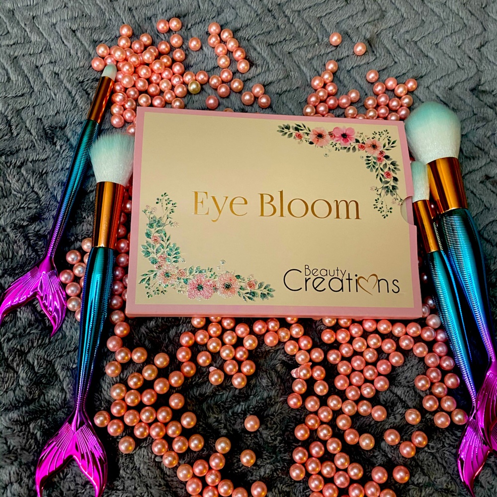 Eyeshadow palette Eyebloom